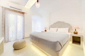 Suite with indoor Hot tub | Premium bedding, individually decorated, individually furnished - Emerald Collection Suites (Santorini)