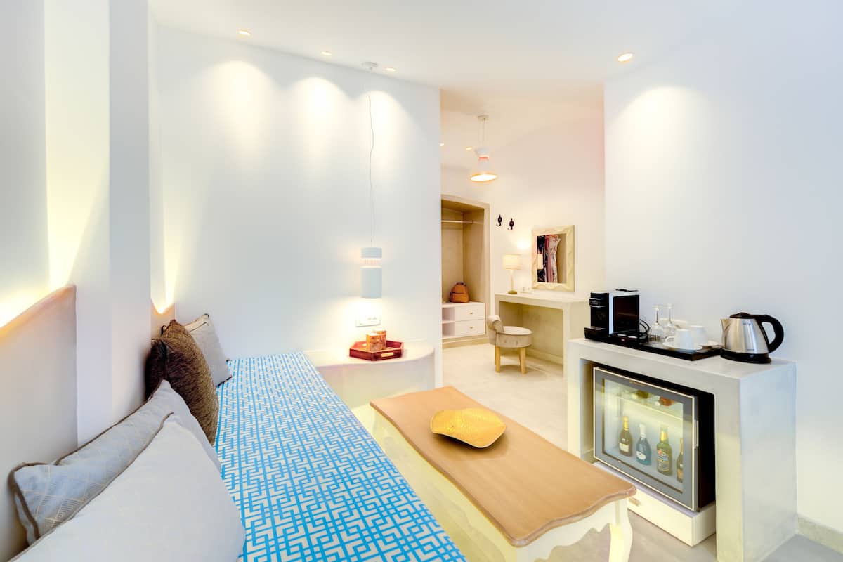 Suite with Pool View | Ropa de cama de alta calidad, cortinas opacas, sistema de insonorización