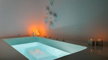 Suite with indoor Hot tub | Ropa de cama de alta calidad y decoración personalizada