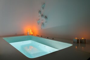 Suite with indoor Hot tub | 高档床上用品、特色装修、特色家居、遮光窗帘