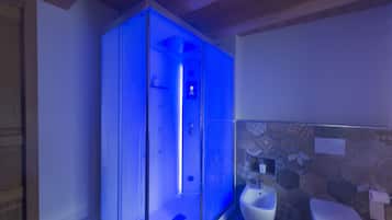 Superior kamer (SPA shower) | Badkamer | Gratis toiletartikelen, een haardroger, een bidet, handdoeken