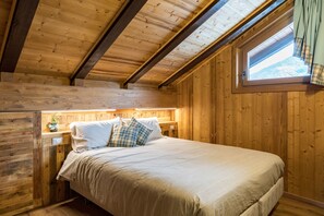 Standard Double Room | Down duvets, pillow-top beds, desk, blackout curtains - La Moraine Enchantée (Gressan)