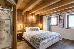 Standaard tweepersoonskamer | Een bureau, verduisterende gordijnen, geluiddichte muren, gratis wifi