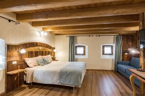 Rom – superior (SPA shower) | Dundyner, senger med overmadrass, skrivebord og blendingsgardiner