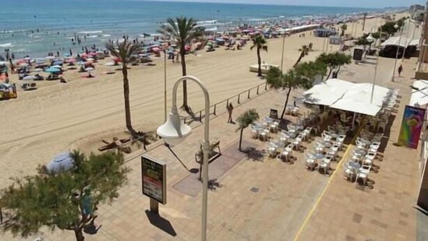 A beachside hotel with outdoor seating and a view of the ocean. - Hostal Mari Loli (San Fulgencio)