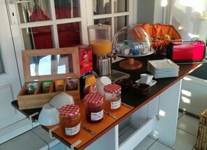 Petit déjeuner continental (9.00 EUR par personne)