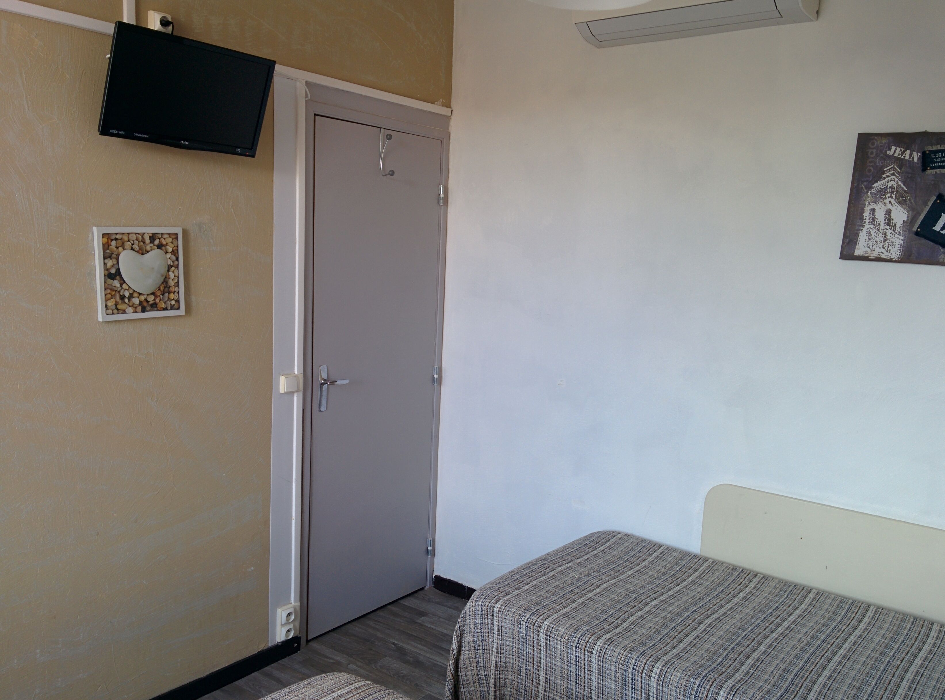 twin room | individually decorated, individually furnished, desk, free wifi