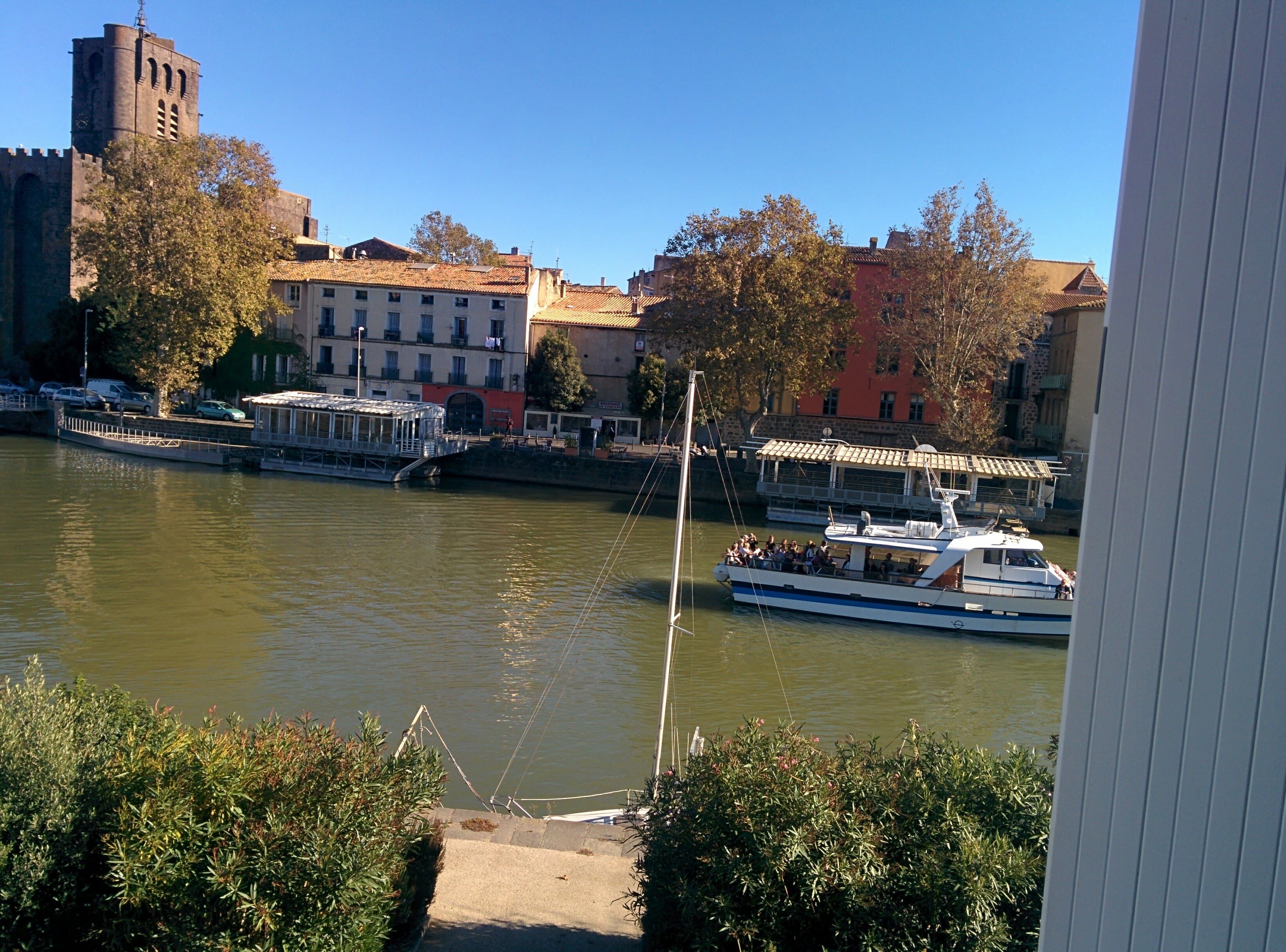 Ein Fluss mit Booten, einer Brücke und Gebäuden am Ufer.