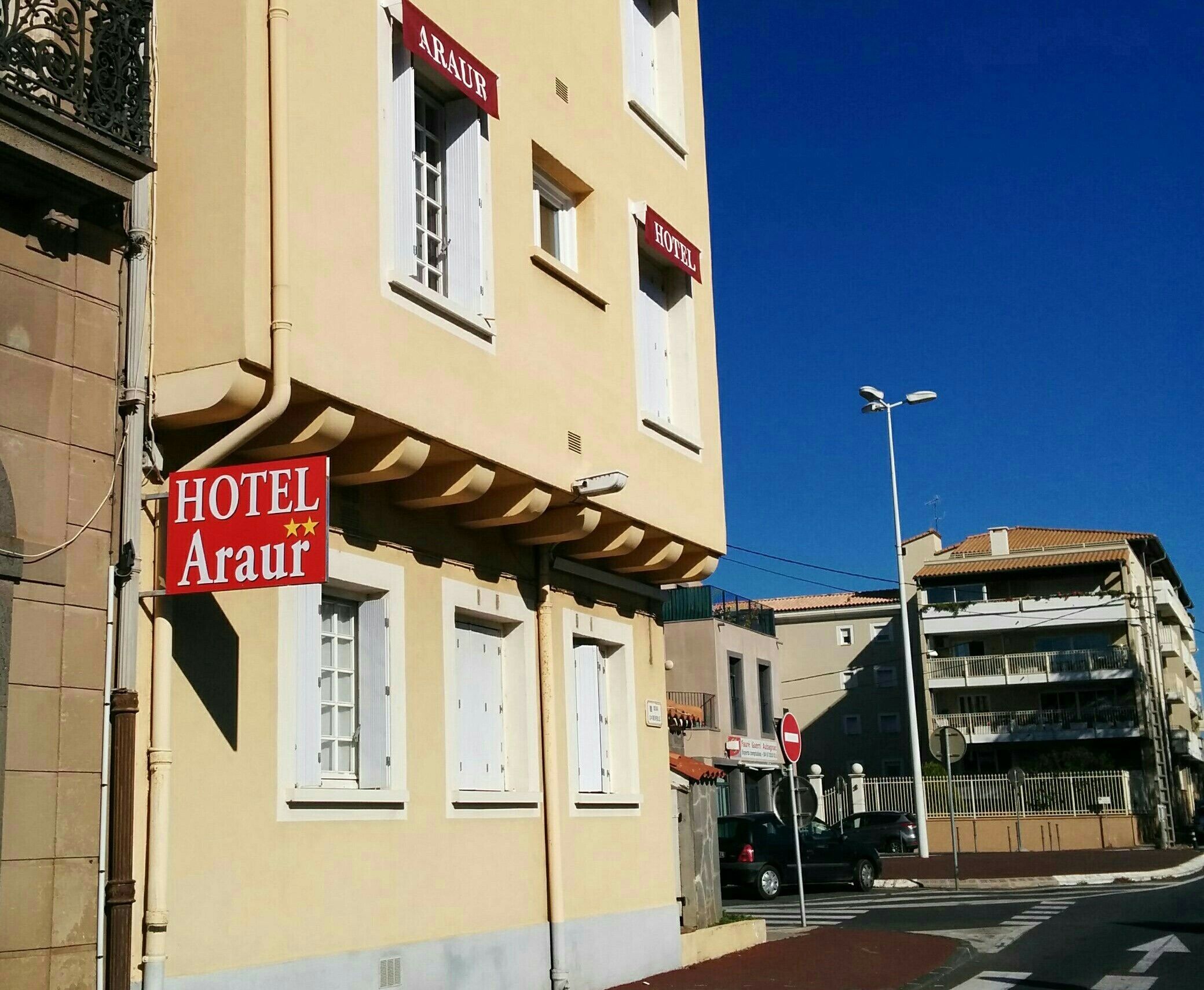 Un edificio con un cartel que dice "HOTEL ARAUR" y un cartel de "Prohibido el acceso".