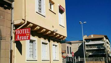 Un edificio con un cartel que dice "HOTEL ARAUR" y un cartel de "Prohibido el acceso".