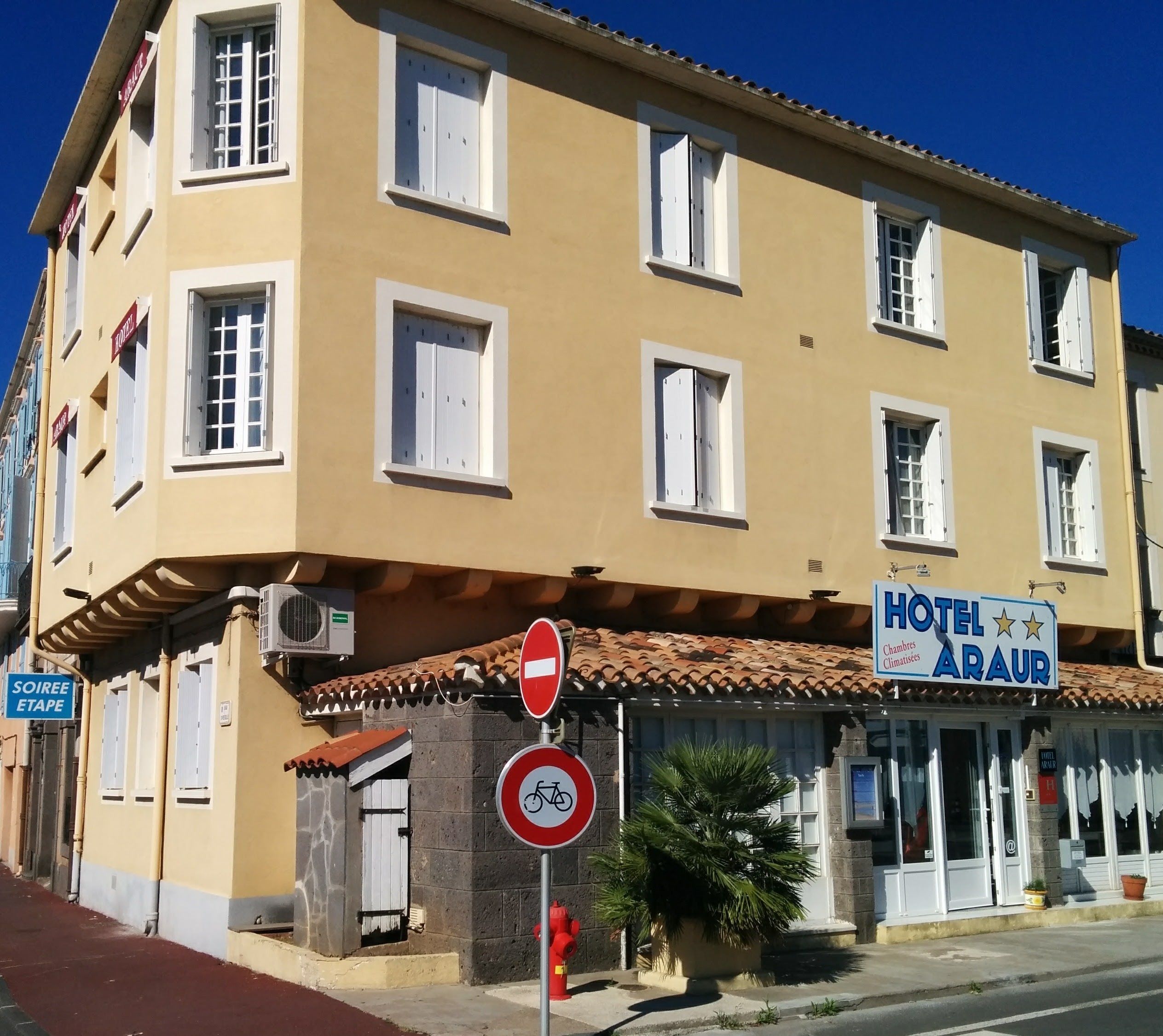 Ein Hotel mit einem Schild, das „HOTEL ARAUR“ und ein Verbotsschild zeigt.