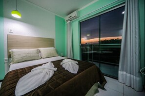 Svit Deluxe - 1 dubbelsäng - icke-rökare | Sängtillbehör av högsta kvalitet, unika möbler och skrivbord