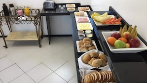 A breakfast buffet with various food items and beverages. - Hotel Pousada Laguna Rosa (Imbituba)