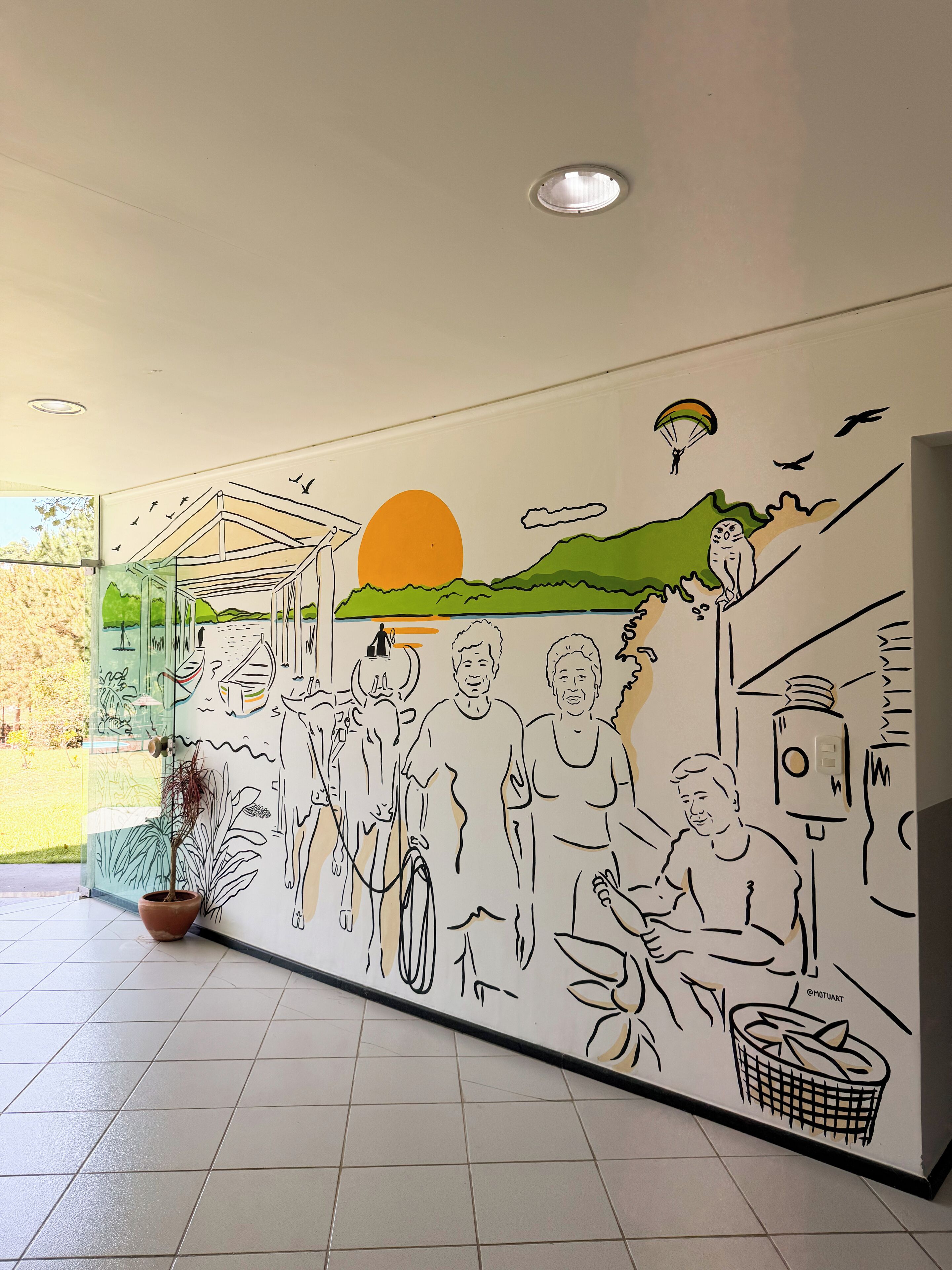 Un mural con un atardecer, una persona parapenteando y un ave.
