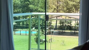 Habitación Deluxe | Ropa de cama de alta calidad, mobiliario individual, escritorio