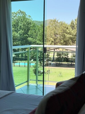 Kamar Deluks | Seprai premium, dilengkapi dengan perabotan berbeda-beda, dan meja kerja