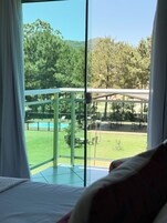 Quarto luxo | Roupas de cama premium, individualmente mobiliados, escrivaninha