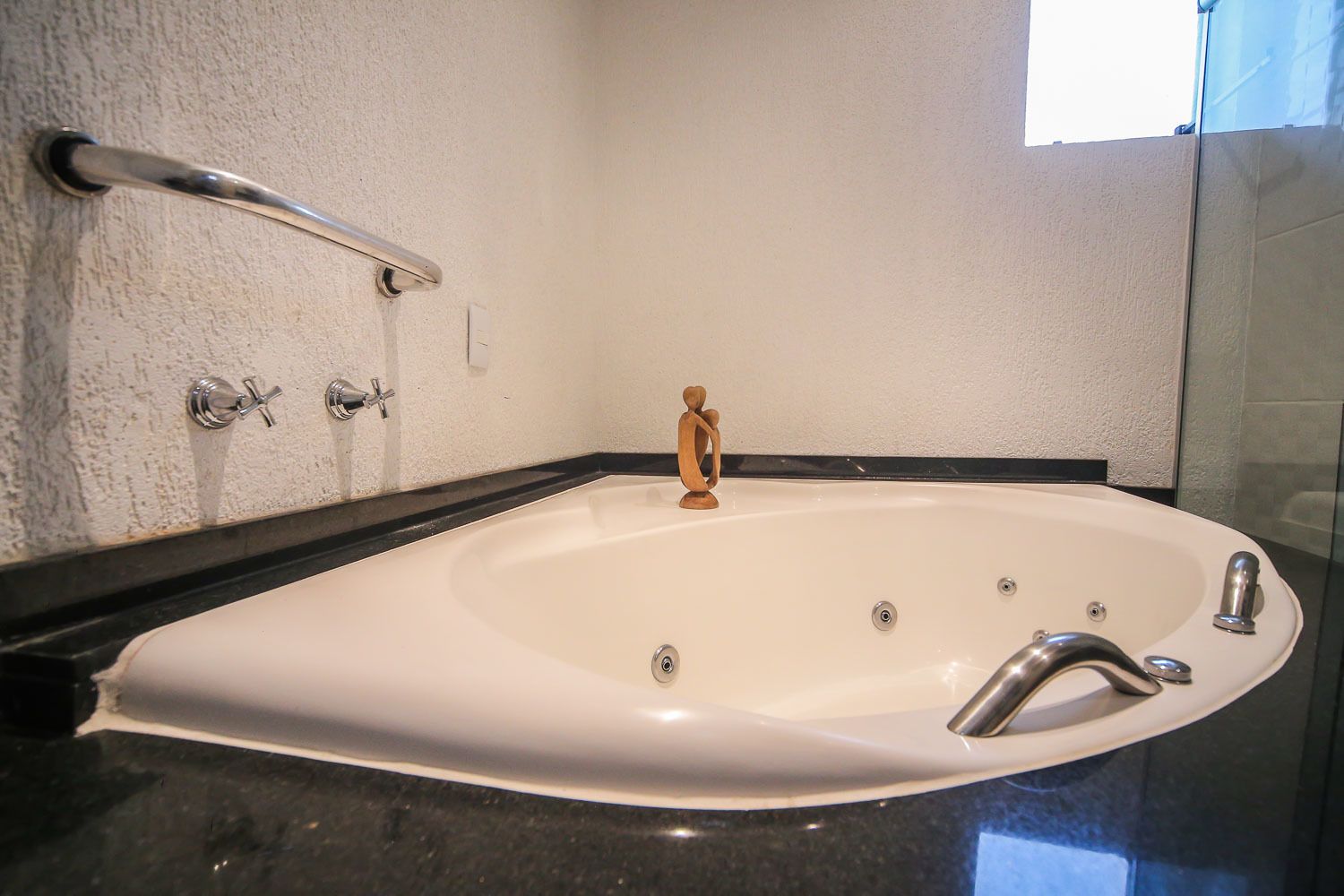 Suite de lujo, 1 cama de matrimonio, no fumadores | Baño | Artículos de higiene personal gratuitos y toallas