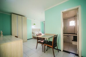 Deluxe Suite, 1 Katil Kelamin (Double), Non Smoking | Peralatan tempat tidur premium, dilengkapkan perabot secara berasingan 