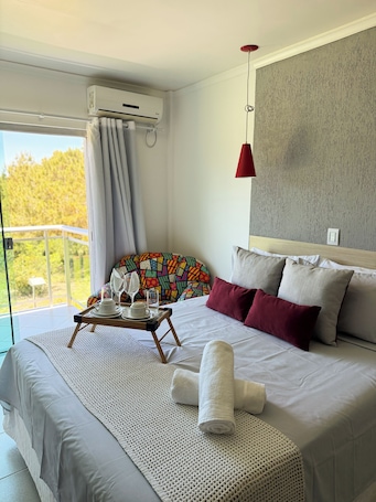 Quarto luxo | Roupas de cama premium, individualmente mobiliados, escrivaninha. Hotel Pousada Laguna Rosa