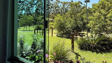 Ropa de cama de alta calidad, muebles diferentes y escritorio