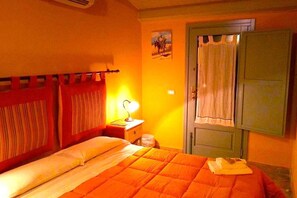 1 bedroom, desk, free cribs/infant beds, bed sheets