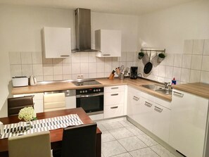 House, 3 Bedrooms | Private kitchen