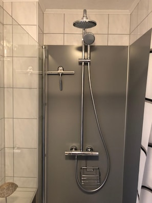 Separat badekar og bruser, hårtørrer, håndklæder, Sæbe