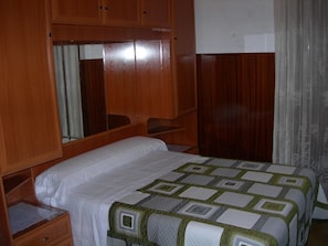 Soundproofing, free WiFi, bed sheets