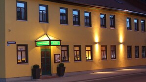 A yellow building with a sign reading "Hotel Carlsberg." - Hotel zum Ginkgobaum (Stadtilm)