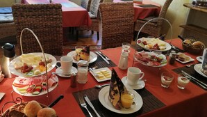 A breakfast buffet with various food items and beverages. - Hotel zum Ginkgobaum (Stadtilm)