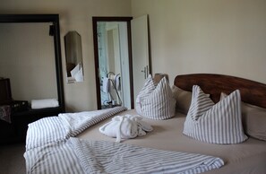 Double Room | Minibar, in-room safe, desk, iron/ironing board - Hotel zum Ginkgobaum (Stadtilm)