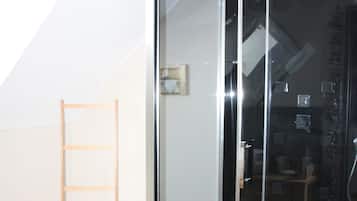 Family Room, 1 Bedroom, Non Smoking, Private Bathroom | Bathroom shower