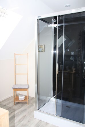 Family Room, 1 Bedroom, Non Smoking, Private Bathroom | Bathroom shower - Comme un Rêve (Doignies)
