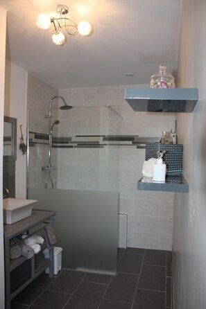 Classic Double Room, 1 Bedroom, Non Smoking, Private Bathroom | Bathroom