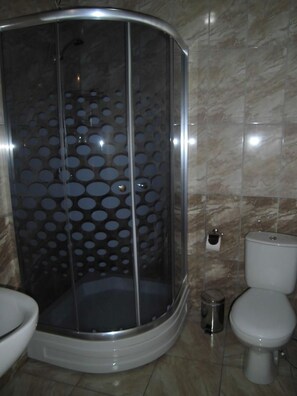 Dusche, kostenlose Toilettenartikel, Haartrockner, Hausschuhe