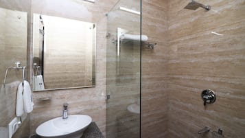 Quarto casal luxo, sacada | Banheiro | Chuveiro, produtos de toalete grátis, chinelos, toalhas de banho