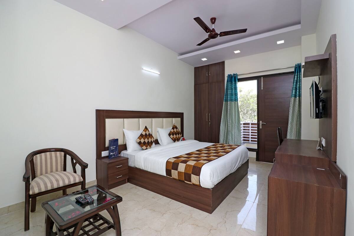 Deluxe Double Room, Balcony | Room service - dining