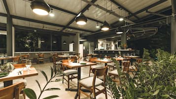 供应早餐、午餐和晚餐,本地与国际菜