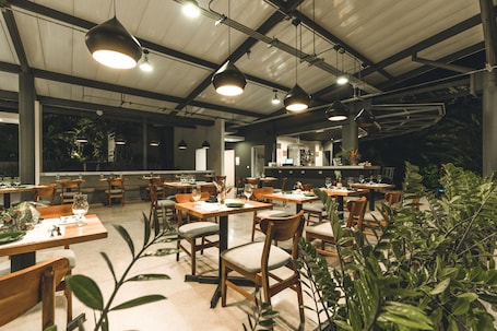 Se sirven desayunos, almuerzos, cenas y cocina local e internacional . Nya Hotel