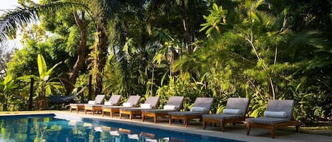 2 ulkouima-allasta avoinna 7.00–22.00, aurinkovarjoja, aurinkotuoleja