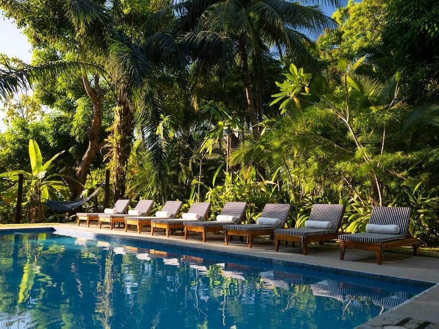 2 piscines extérieures, parasols de plage, chaises longues