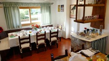 Sudah termasuk sarapan prasmanan setiap hari