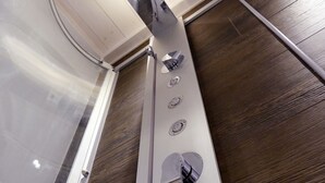 Quadruple Room (Lilla) | Bathroom shower - B&B Mike e Kikka (Cesiomaggiore)