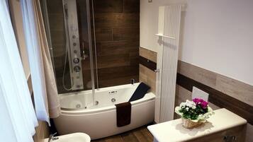 Kamar Quadruple (Lilla) | Kamar mandi | Handuk