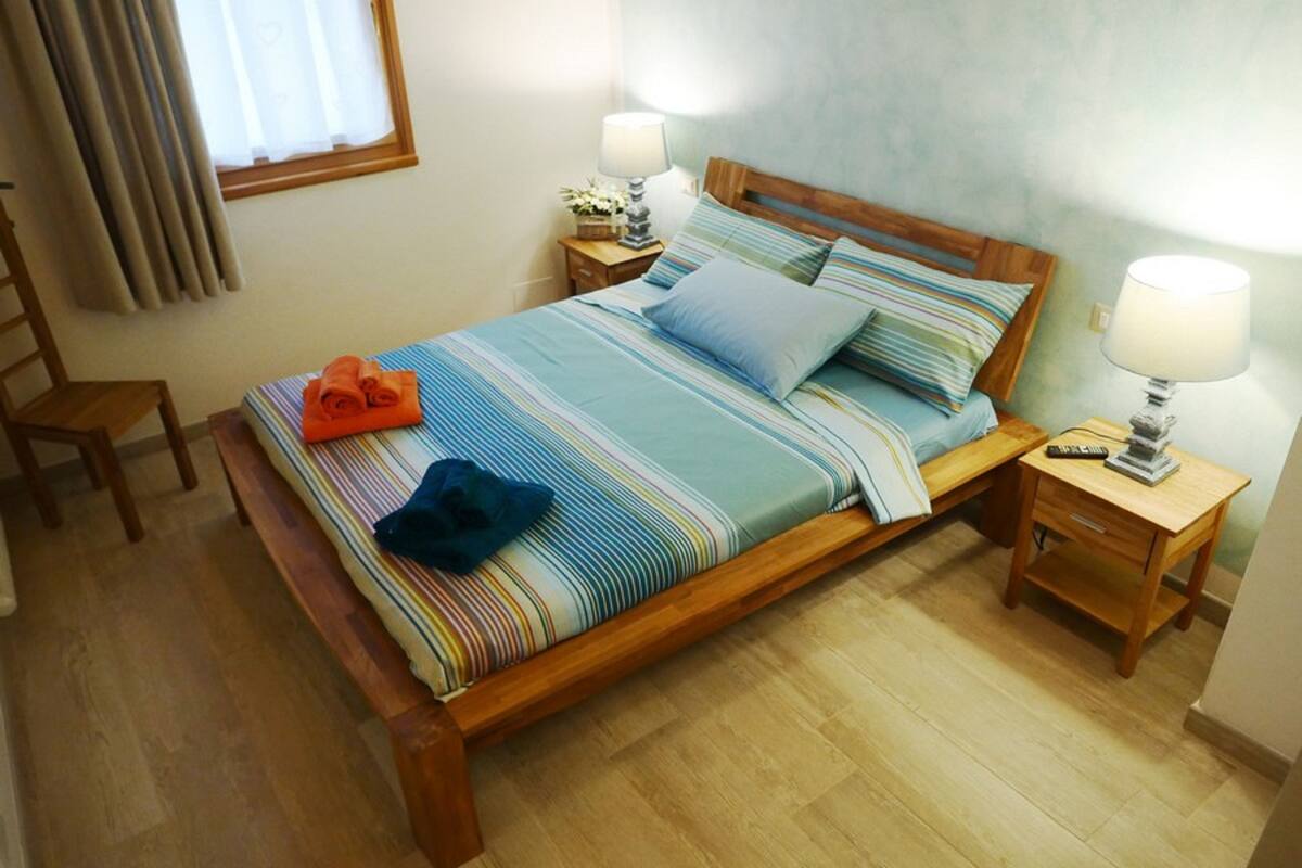 Free cots/infant beds, rollaway beds, free WiFi, bed sheets