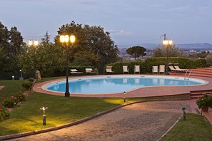 Een buitenzwembad, open van 09.00 uur tot 21.00 uur, en ligstoelen