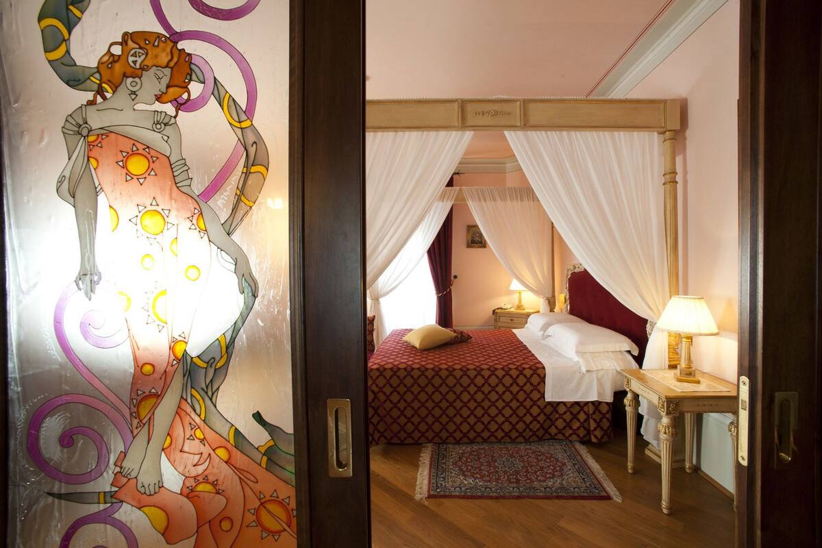 Suite | Een minibar, individueel gemeubileerd, een bureau