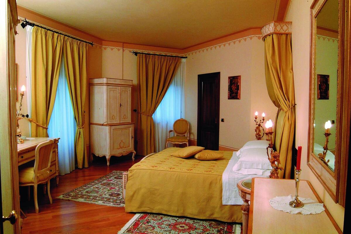 Deluxe tweepersoonskamer | Een minibar, individueel gemeubileerd, een bureau