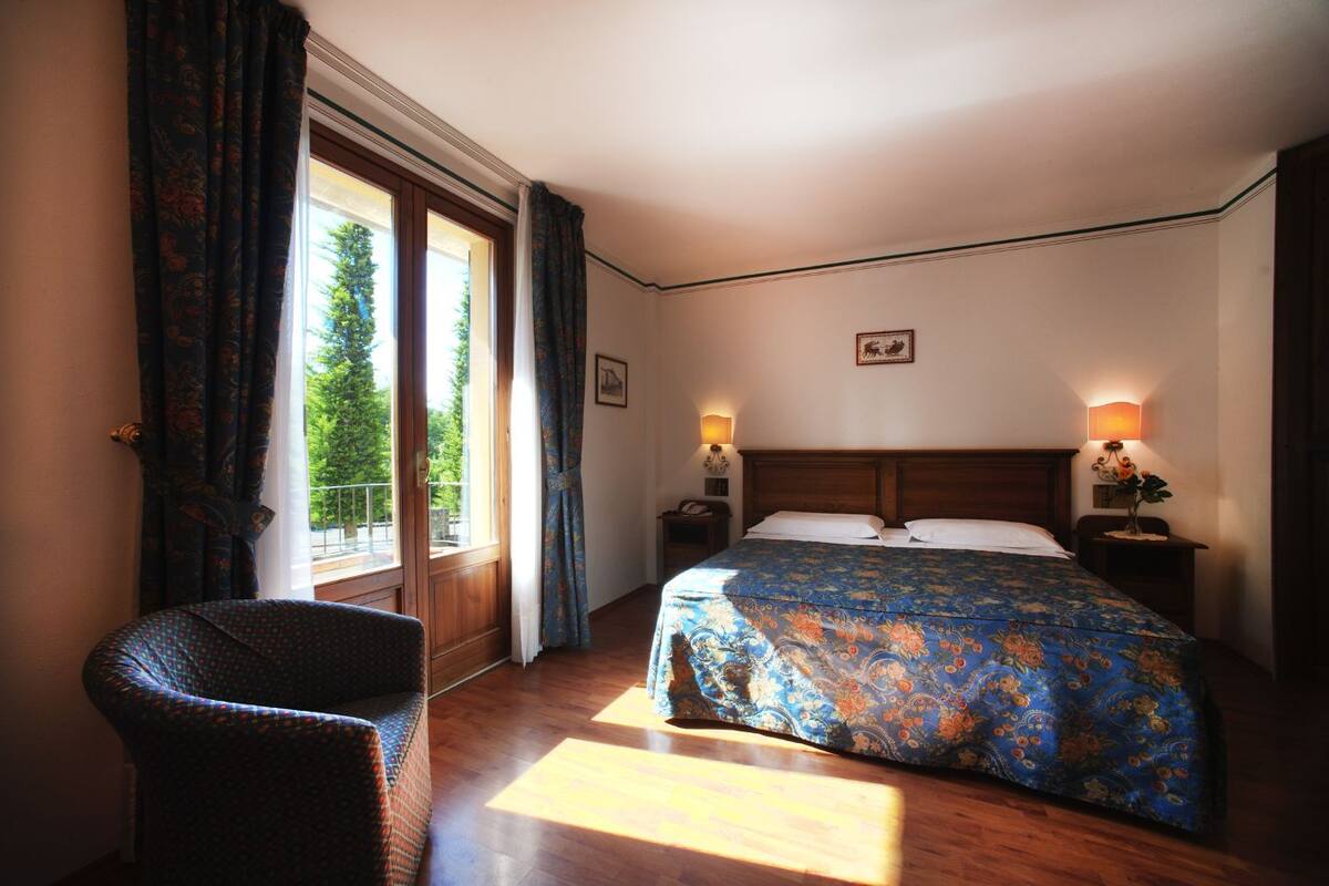 Een minibar, individueel gemeubileerd, een bureau